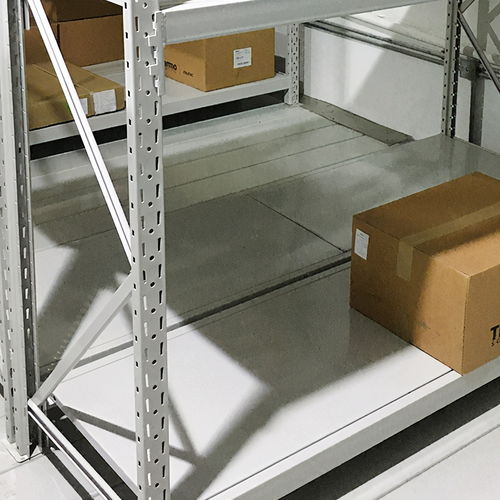 東莞大嶺山倉(cāng)庫(kù)貨架立柱和層板的連接方式